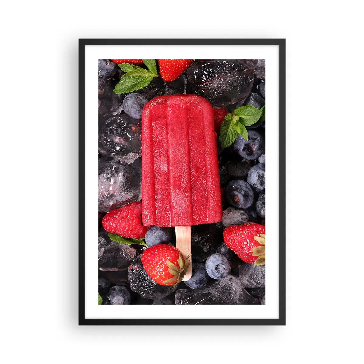 Plakát v černém rámu - Červený zmrzlinový sorbet na špejli obklopený jahodami a borůvkami - 50x70cm - Chuť horkého léta - Moderní nástěnná dekorace do obývacího pokoje a ložnice ARTTOR