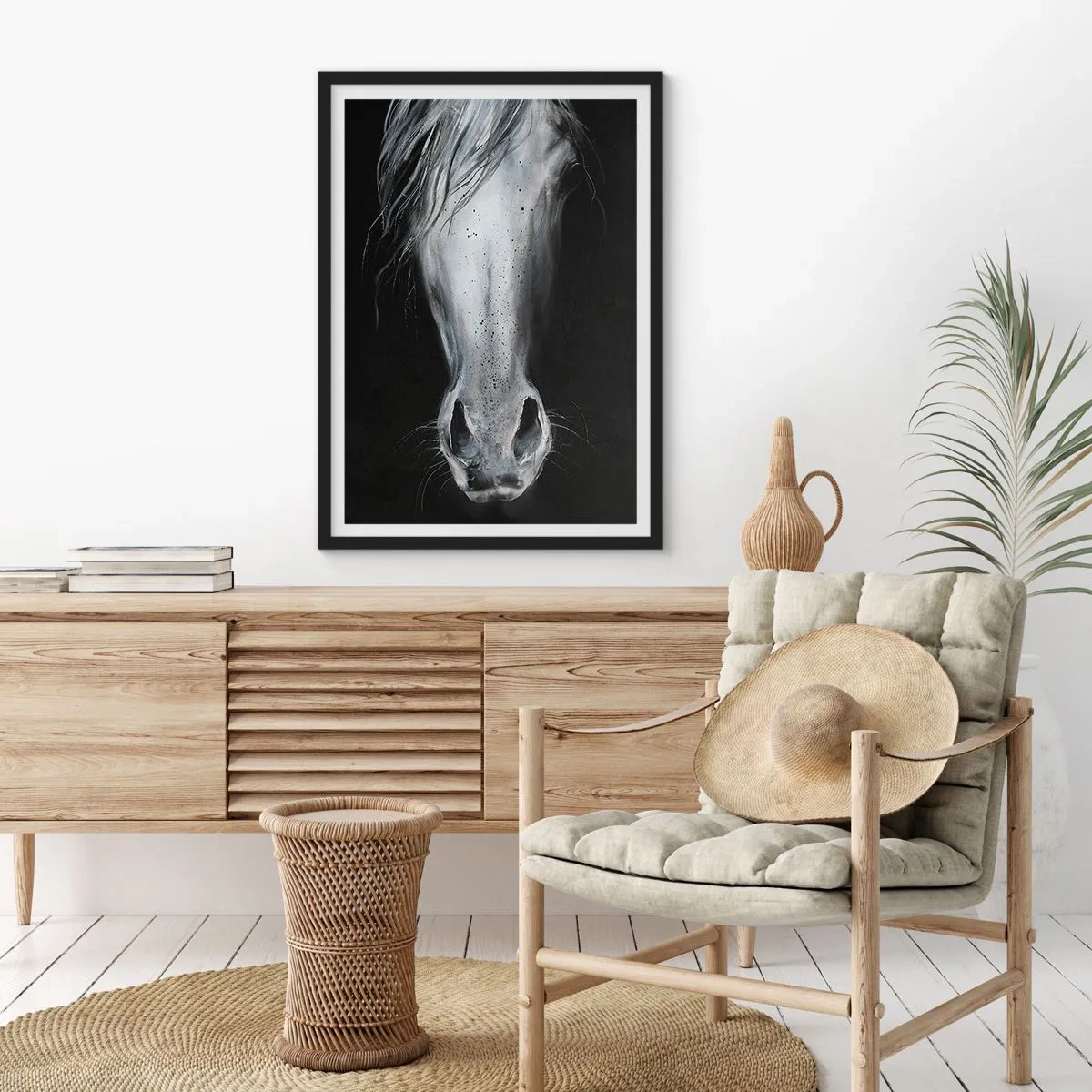 Plakát v černém rámu - Detailní záběr na koňskou tvář v černé a bílé - 50x70cm - Svůdný pohled - Moderní nástěnná dekorace do obývacího pokoje a ložnice ARTTOR
