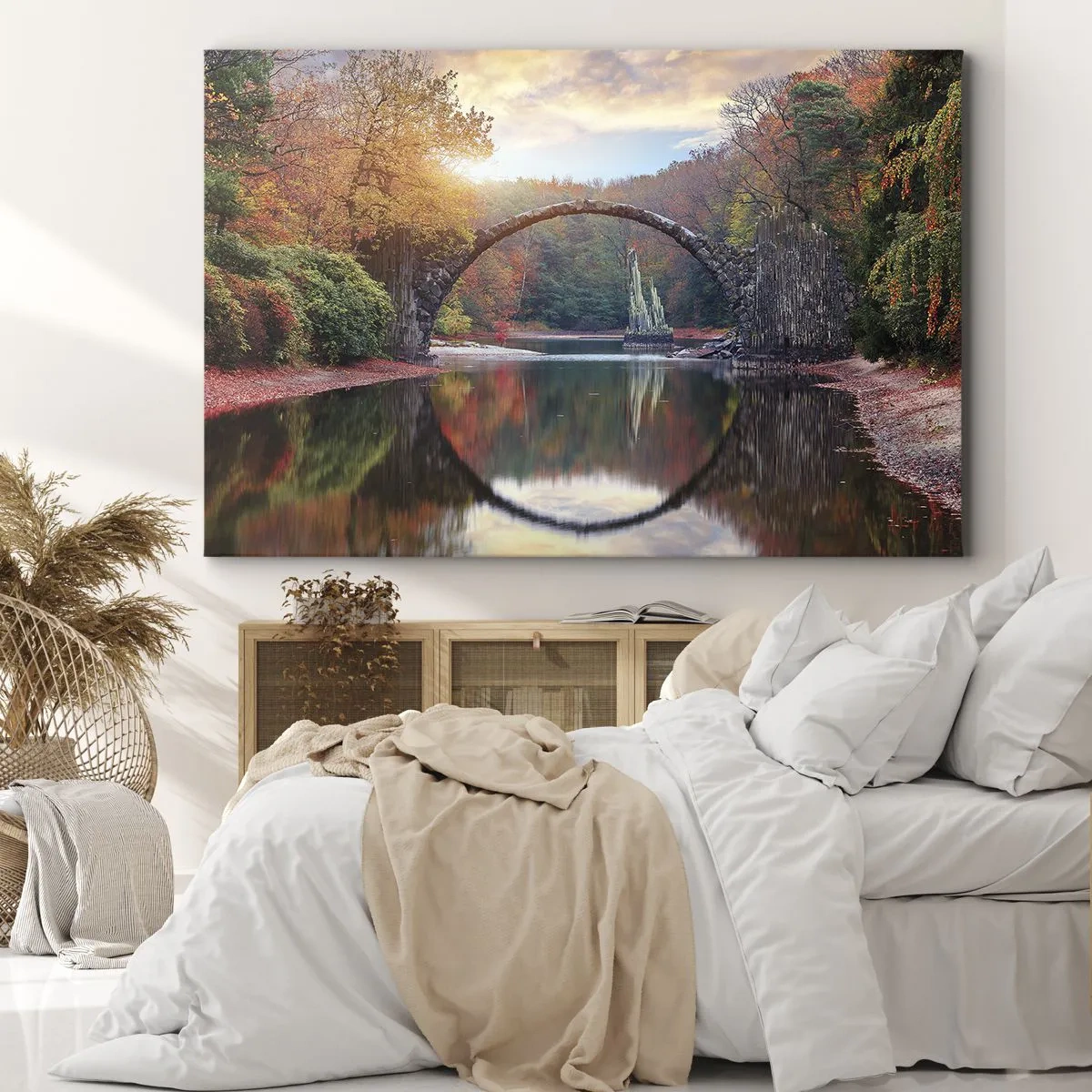 Obraz na plátně - Kamenný most v podzimní krajině nad klidnou vodou - 70x50cm - Za zrcadlem - Moderní nástěnná dekorace do obývacího pokoje a ložnice ARTTOR