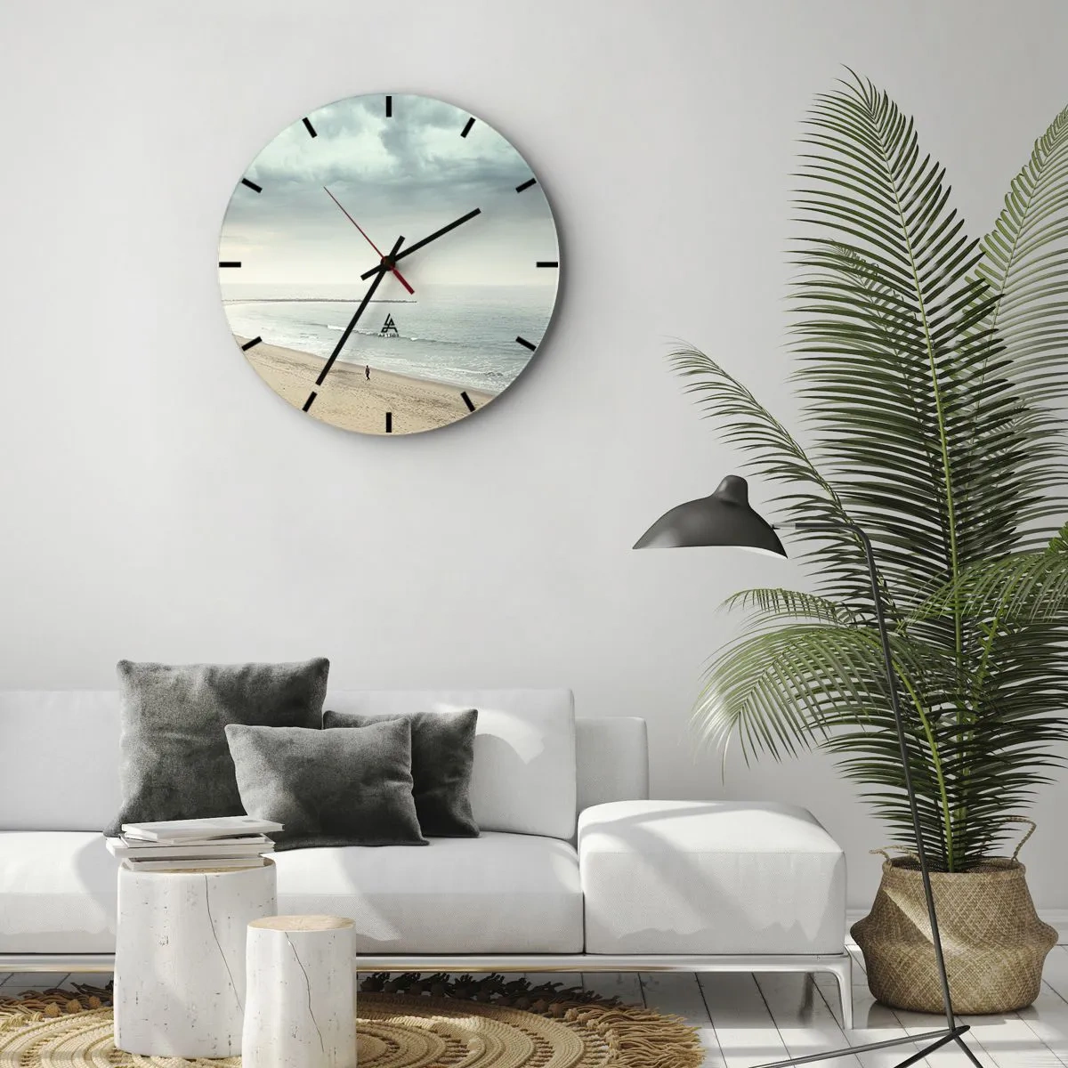 Nástěnné hodiny - Osamělá postava kráčí podél pobřeží pod zataženou oblohou. - 30x30cm - Hledám klid - Moderní nástěnná dekorace do obývacího pokoje, kuchyně a ložnice ARTTOR