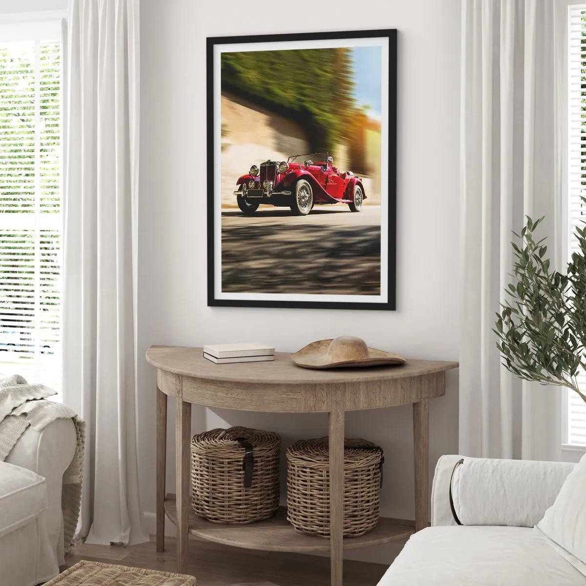 Plakát v černém rámu - Červené klasické auto proti rozmazané krajině - 50x70cm - Krásnější než Níké Samothrácká - Moderní nástěnná dekorace do obývacího pokoje a ložnice ARTTOR