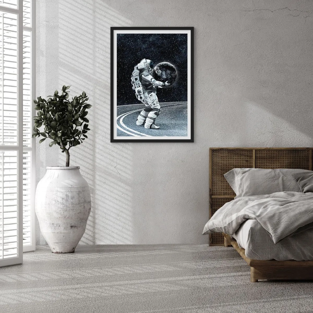 Plakát v černém rámu - Astronaut ve vesmíru držící kouli připomínající Zemi. - 50x70cm - Na Mléčné dráze - Moderní nástěnná dekorace do obývacího pokoje a ložnice ARTTOR