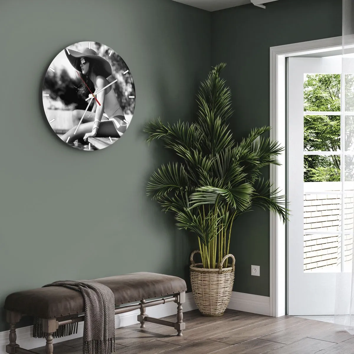 Nástěnné hodiny - Stylový ženský portrét v klobouku a slunečních brýlích u bazénu - 30x30cm - Letní sen - Moderní nástěnná dekorace do obývacího pokoje, kuchyně a ložnice ARTTOR