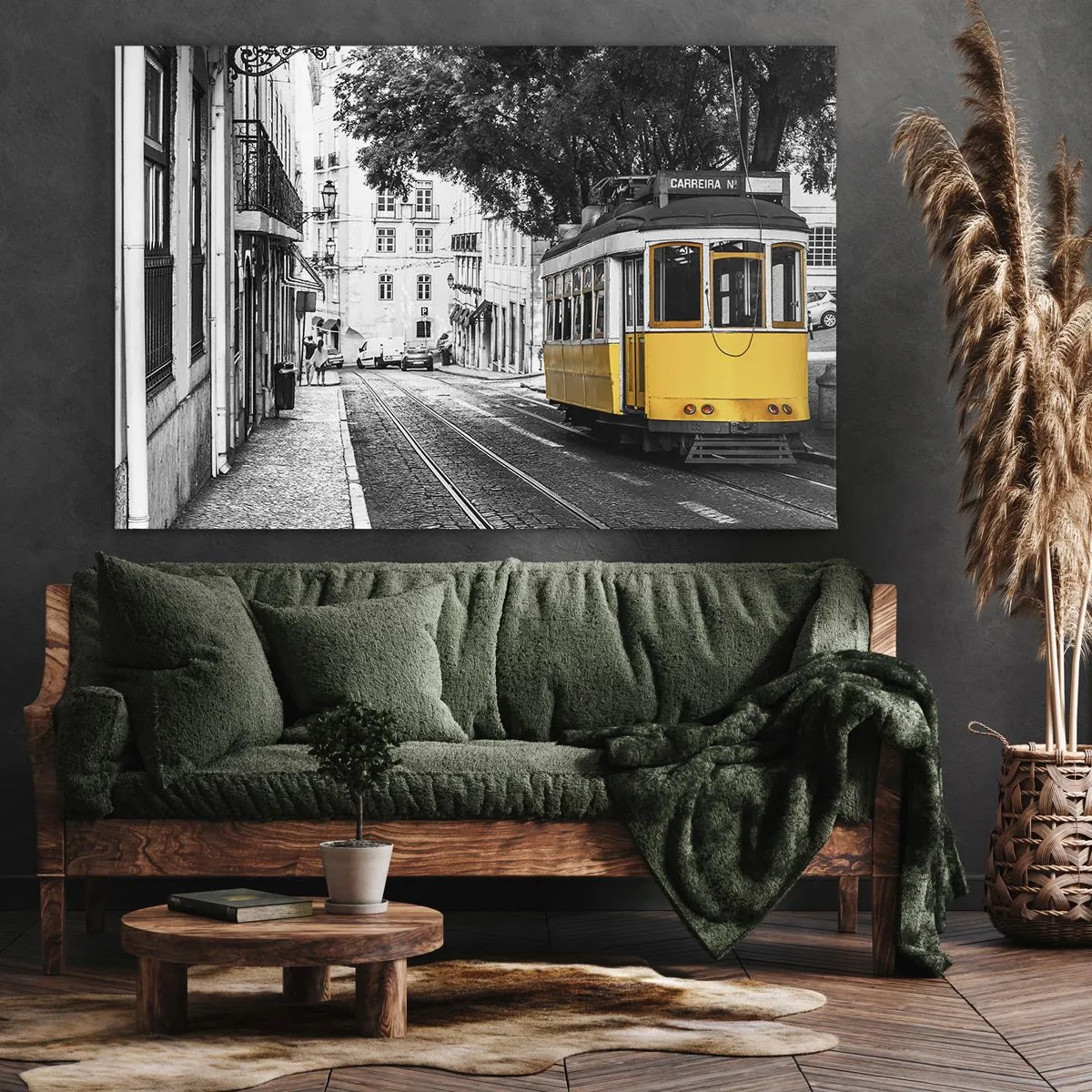 Obraz na plátně - Žlutá tramvaj na pozadí černobílé ulice - 70x50cm - Fado v pozadí - Moderní nástěnná dekorace do obývacího pokoje a ložnice ARTTOR