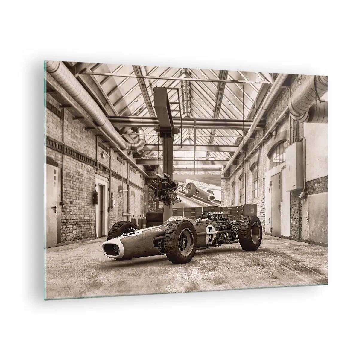 Obraz na skle - Veteránské závodní auto v průmyslové hale - 70x50cm - Odpočinek vítěze - Moderní nástěnná dekorace do obývacího pokoje a ložnice ARTTOR