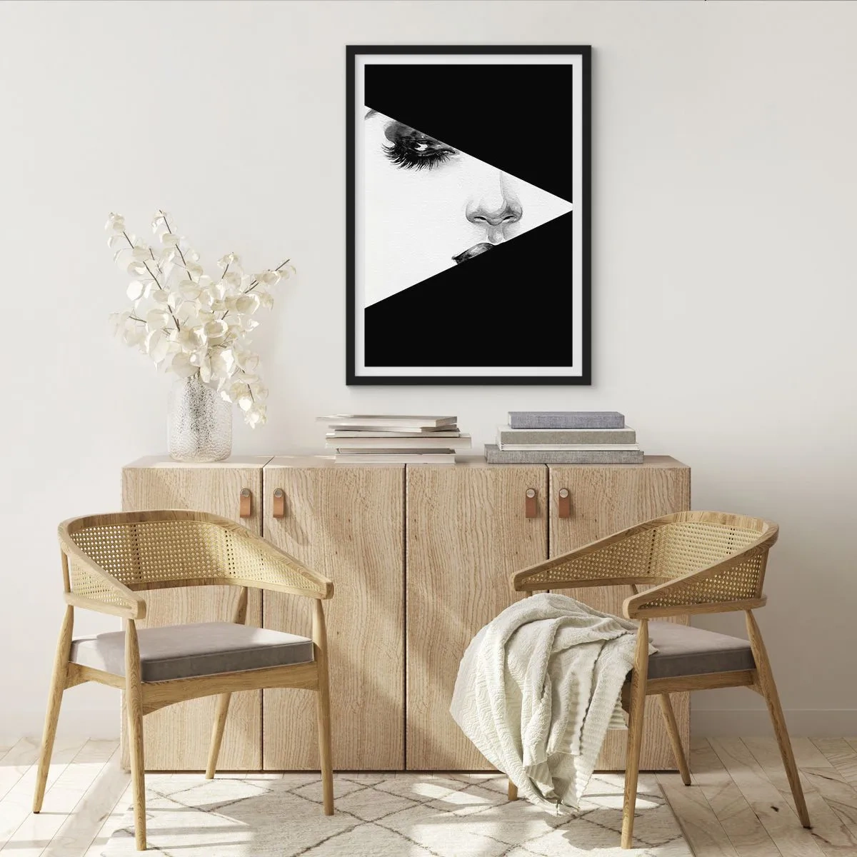 Plakát v černém rámu - Minimalistický portrét ženy v černé a bílé s geometrickým členěním. - 50x70cm - Vždycky neobjevená - Moderní nástěnná dekorace do obývacího pokoje a ložnice ARTTOR