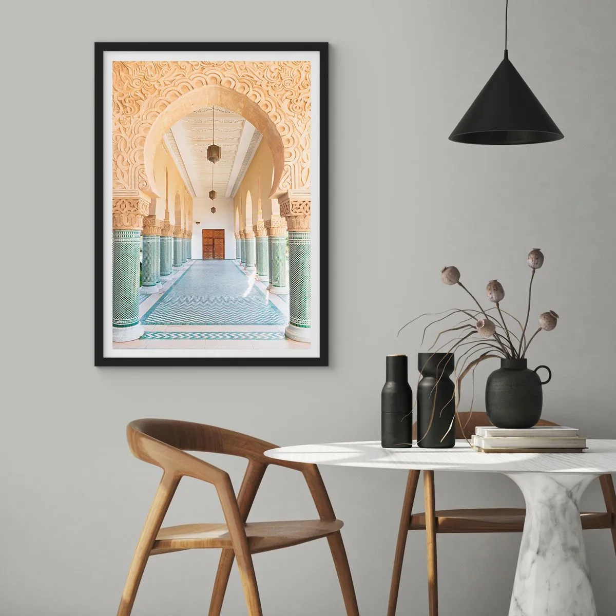 Plakát v černém rámu - Fotografie zdobené arkádové chodby v orientálním stylu - 50x70cm - Z příběhů Šeherezády - Moderní nástěnná dekorace do obývacího pokoje a ložnice ARTTOR