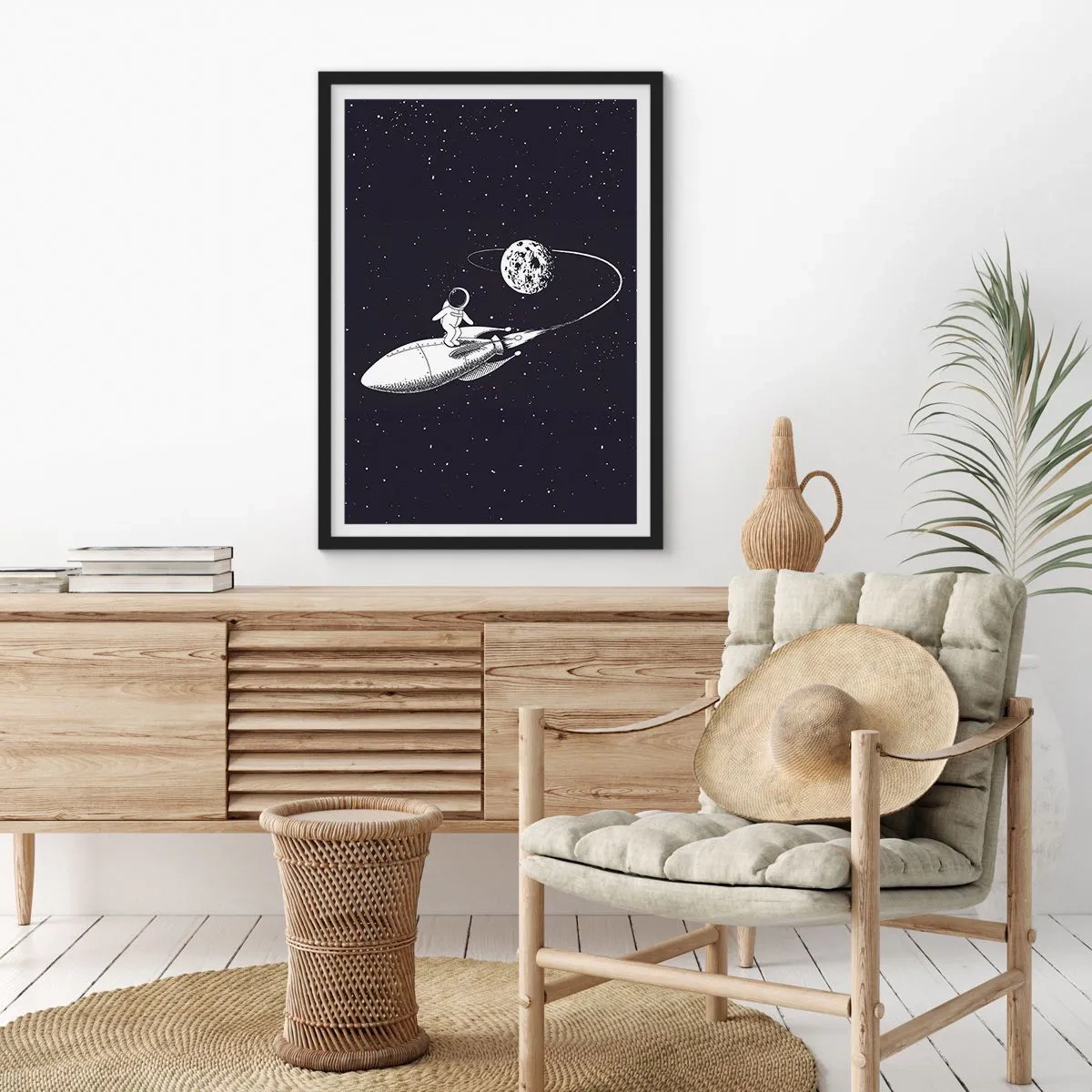Plakát v černém rámu - Astronaut stojící na raketě letící ve vesmíru - 50x70cm - Vesmírný surfing - Moderní nástěnná dekorace do obývacího pokoje a ložnice ARTTOR
