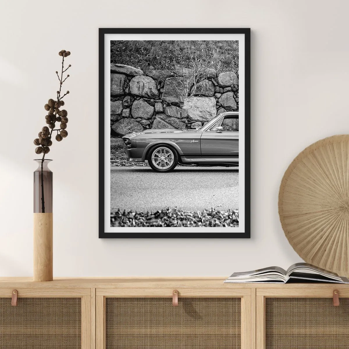 Plakát v černém rámu - Černobílé klasické auto proti kamenné zdi - 50x70cm - Legenda 60. let - Moderní nástěnná dekorace do obývacího pokoje a ložnice ARTTOR