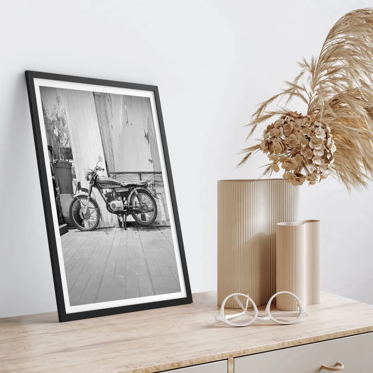 Plakát v černém rámu - Retro motocykl u dřevěné zdi - 50x70cm - Klasika nade vše - Moderní nástěnná dekorace do obývacího pokoje a ložnice ARTTOR