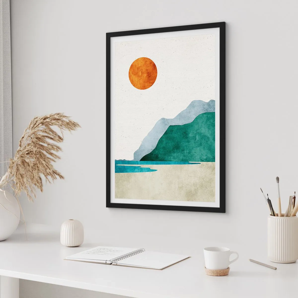 Plakát v černém rámu - Minimalistická horská krajina s pláží a sluncem - 50x70cm - Prostě ideální krajina - Moderní nástěnná dekorace do obývacího pokoje a ložnice ARTTOR