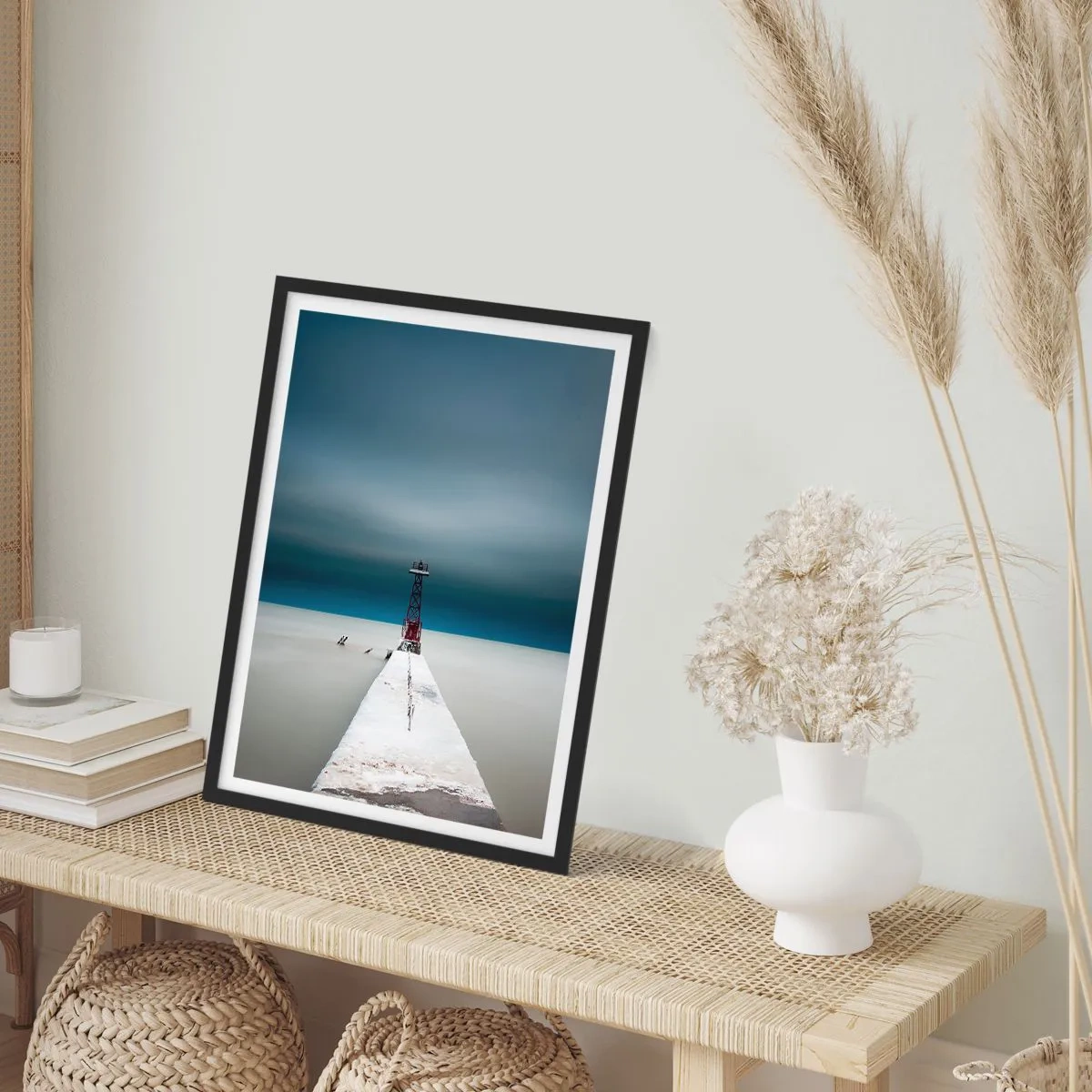 Plakát v černém rámu - Maják na konci mola v minimalistickém stylu - 50x70cm - Setkat se s nekonečnem - Moderní nástěnná dekorace do obývacího pokoje a ložnice ARTTOR