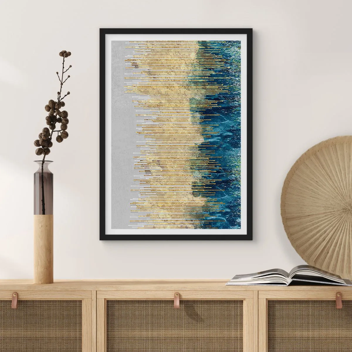 Plakát v černém rámu - Abstraktní kompozice inspirovaná zlatou pláží a oceánem. - 50x70cm - Zlacená hranice - Moderní nástěnná dekorace do obývacího pokoje a ložnice ARTTOR