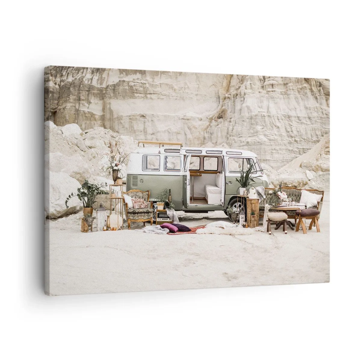 Obraz na plátně - Retro karavan s boho designem na pozadí skalnaté krajiny. - 70x50cm - Cesta právě začíná - Moderní nástěnná dekorace do obývacího pokoje a ložnice ARTTOR