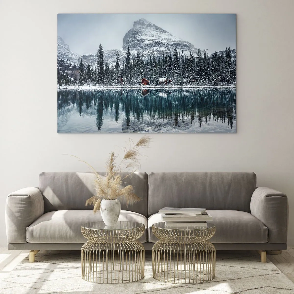Obraz na skle - Zimní krajina s horami, lesem a chatkami u jezera - 70x50cm - Kanadské útočiště - Moderní nástěnná dekorace do obývacího pokoje a ložnice ARTTOR