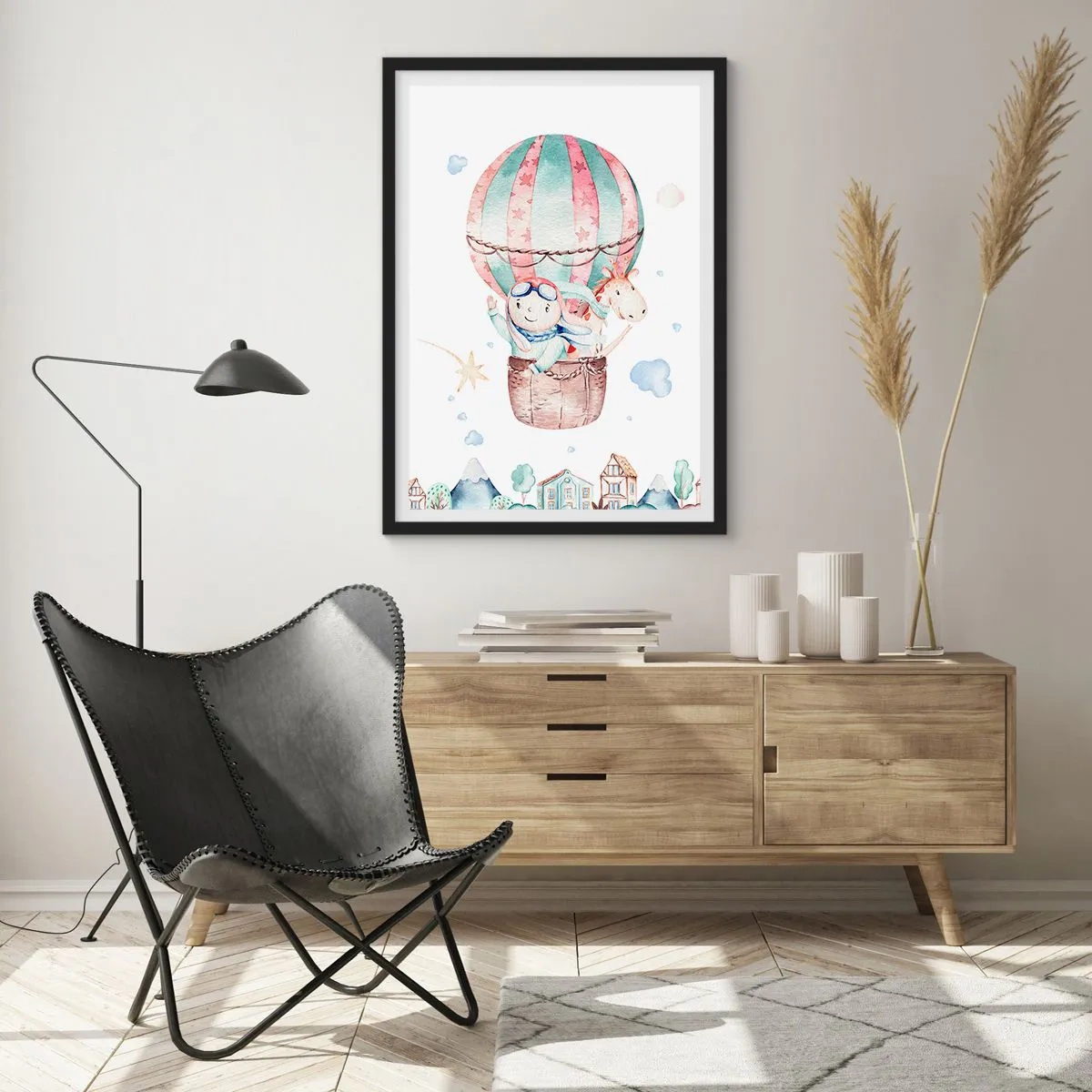 Plakát v černém rámu - Roztomilá ilustrace plyšového medvídka letícího v balónu nad městem - 50x70cm - Brzy se vrátíme! - Moderní nástěnná dekorace do obývacího pokoje a ložnice ARTTOR