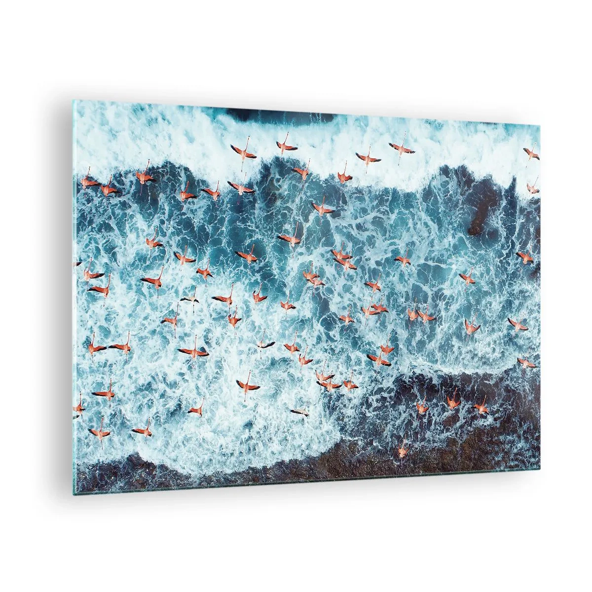 Obraz na skle - Růžoví plameňáci nad rozbouřenými vlnami oceánu - 70x50cm - Přímořský průvod - Moderní nástěnná dekorace do obývacího pokoje a ložnice ARTTOR