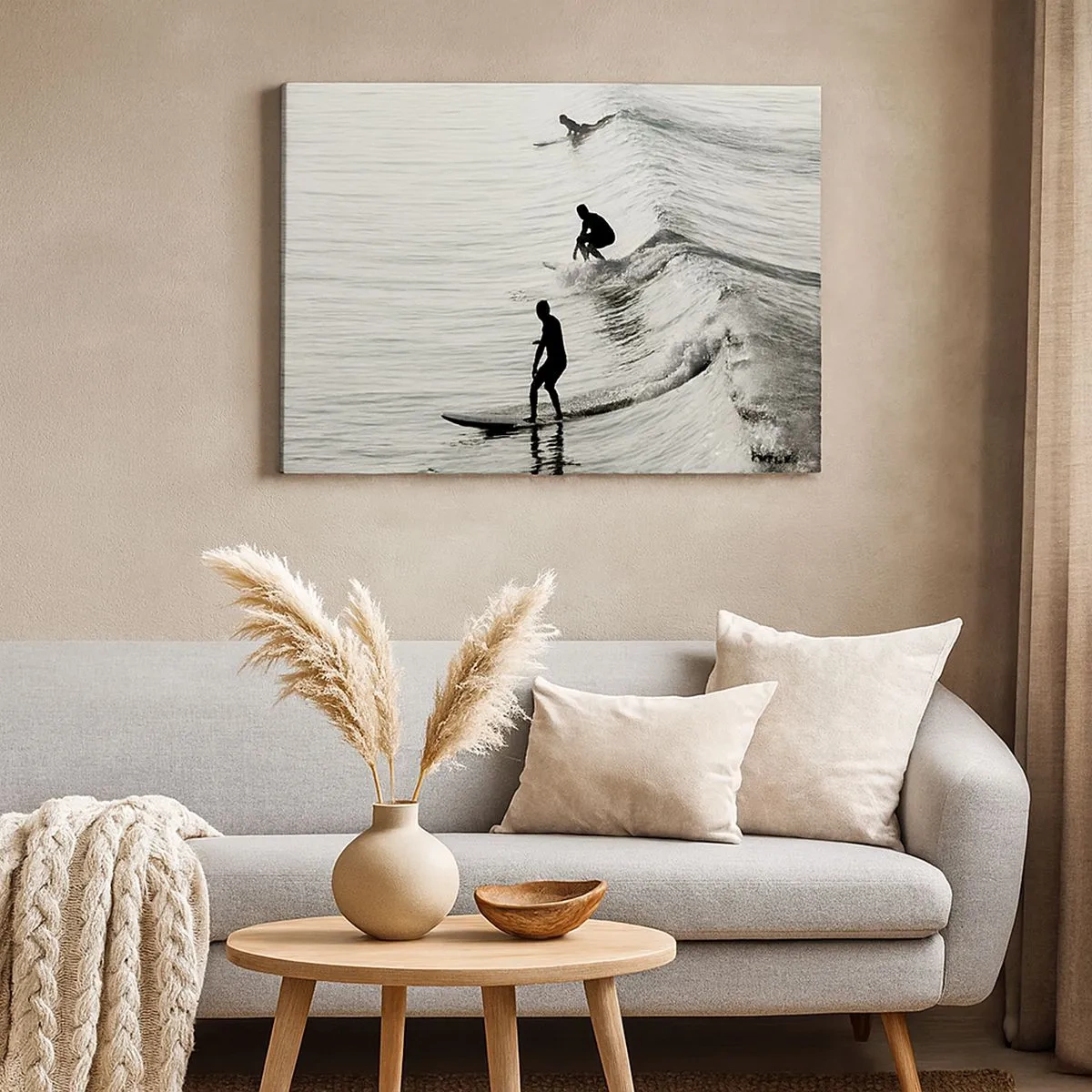 Obraz na plátně - Surfaři na vlnách v černobílém záběru - 70x50cm - Za vlnou - Moderní nástěnná dekorace do obývacího pokoje a ložnice ARTTOR