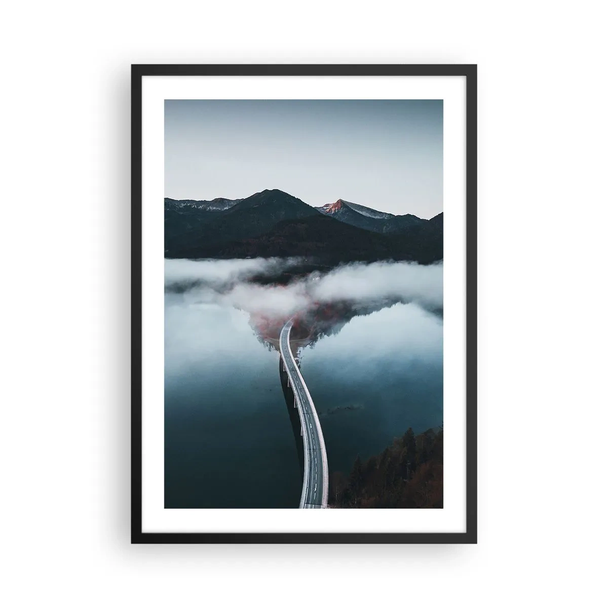 Plakát v černém rámu - Most přes klidné jezero, odrážející hory v pozadí. - 50x70cm - U vody hladké jako zrcadlo - Moderní nástěnná dekorace do obývacího pokoje a ložnice ARTTOR