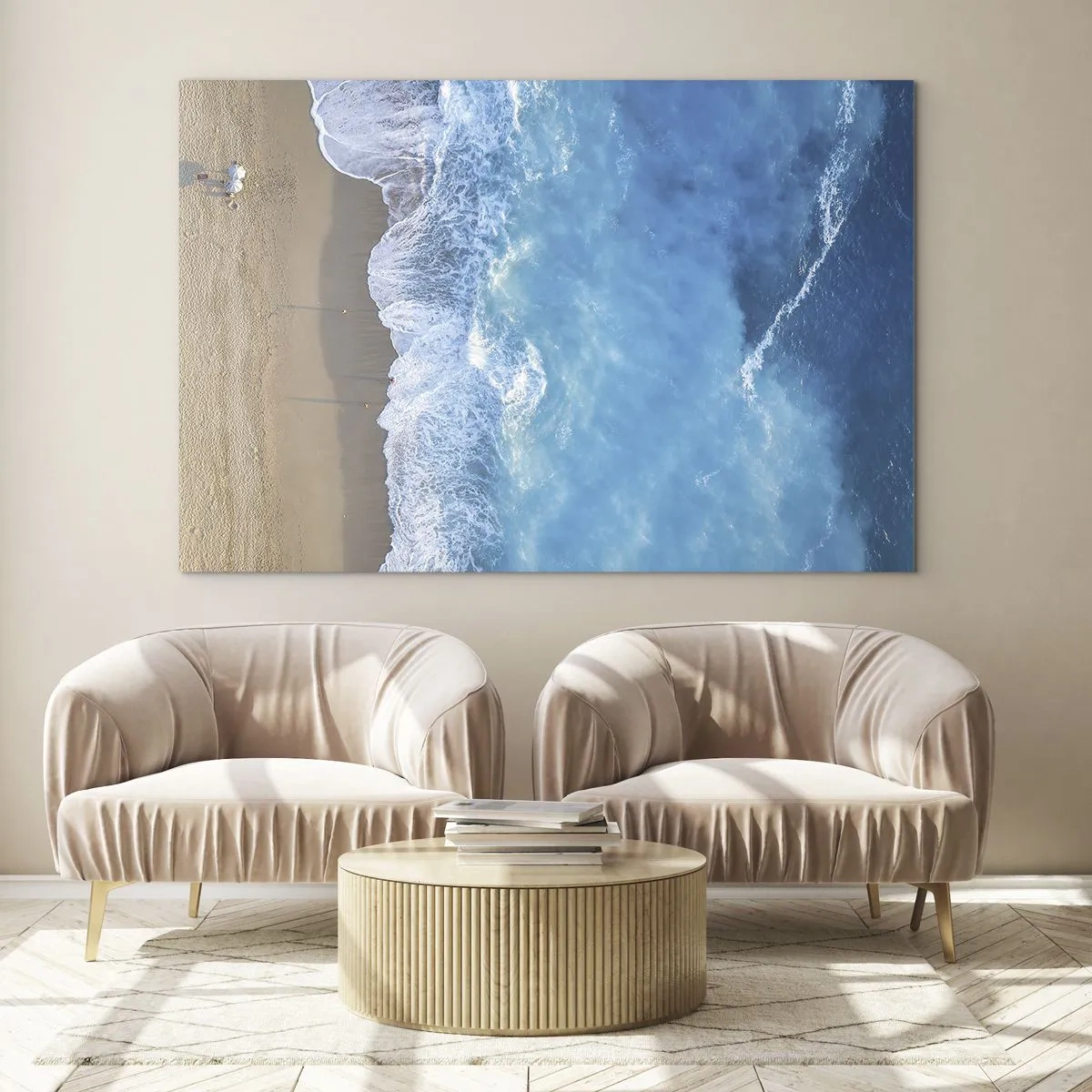 Obraz na skle - Letecký pohled na pláž a tříštící se vlny - 70x50cm - Síla modři - Moderní nástěnná dekorace do obývacího pokoje a ložnice ARTTOR