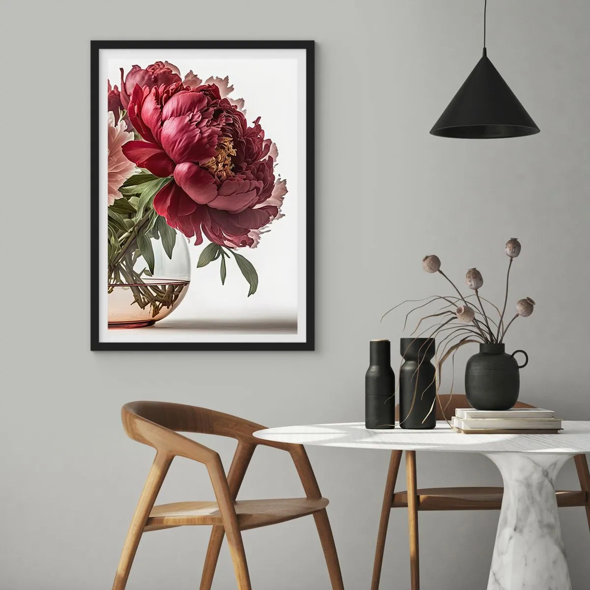 Plakát v černém rámu - Červené pivoňky ve skleněné váze na bílém pozadí - 50x70cm - V plném rozkvětu krásy - Moderní nástěnná dekorace do obývacího pokoje a ložnice ARTTOR