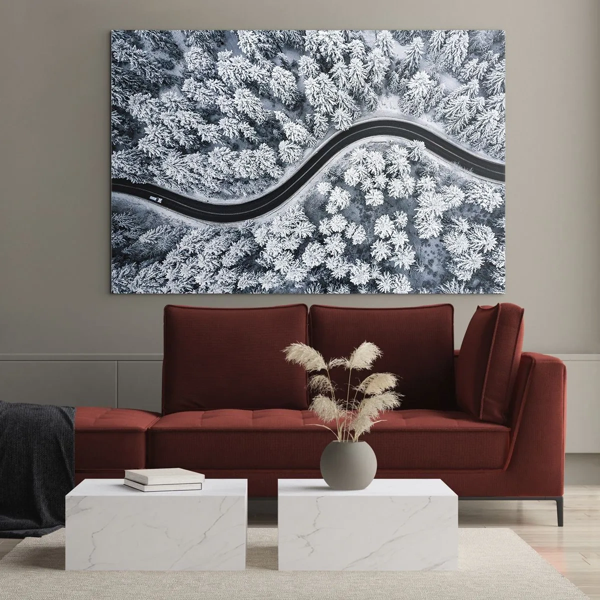 Obraz na skle - Klikatá cesta zimním lesem, snímek z dronu - 70x50cm - Zimním lesem - Moderní nástěnná dekorace do obývacího pokoje a ložnice ARTTOR