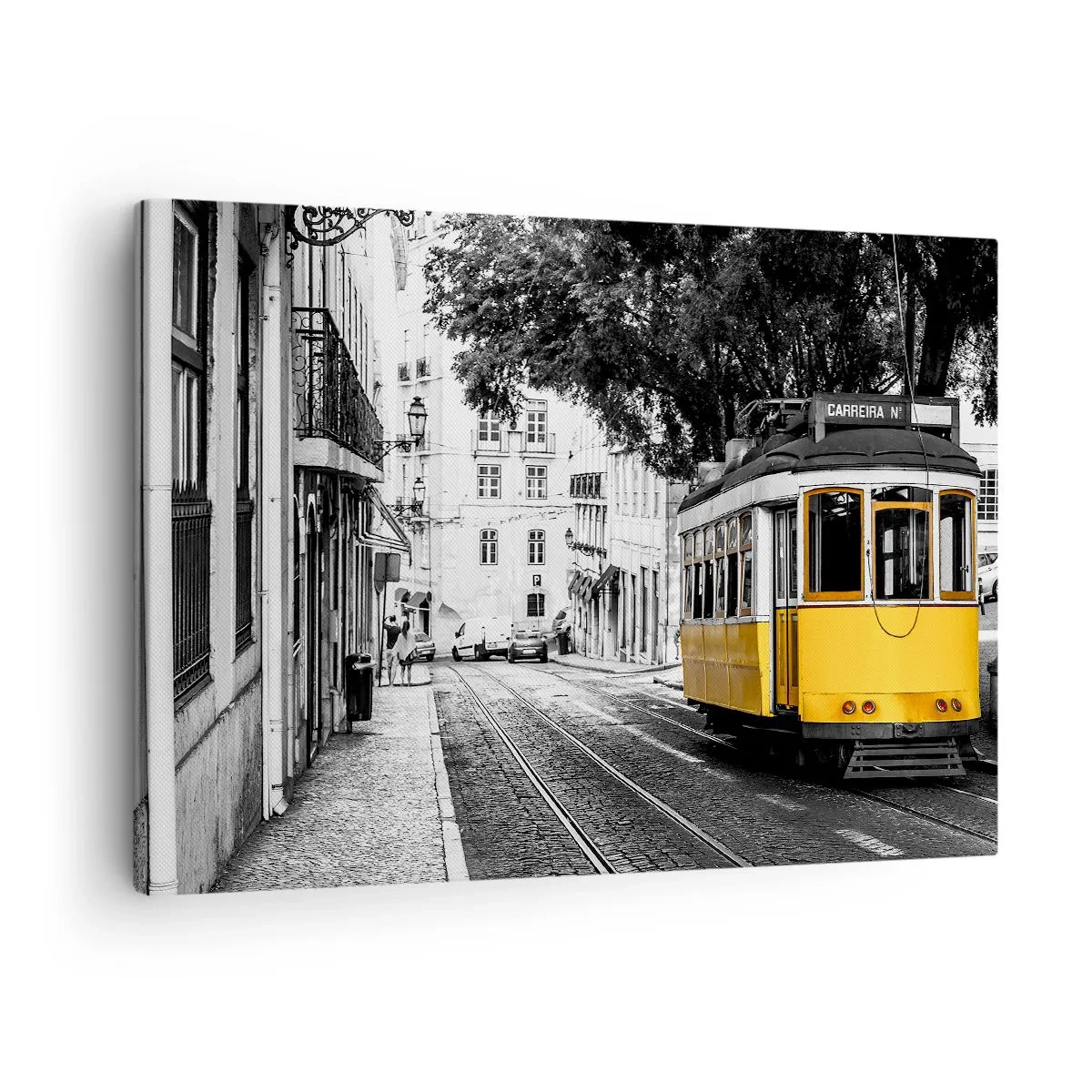 Obraz na plátně - Žlutá tramvaj na pozadí černobílé ulice - 70x50cm - Fado v pozadí - Moderní nástěnná dekorace do obývacího pokoje a ložnice ARTTOR