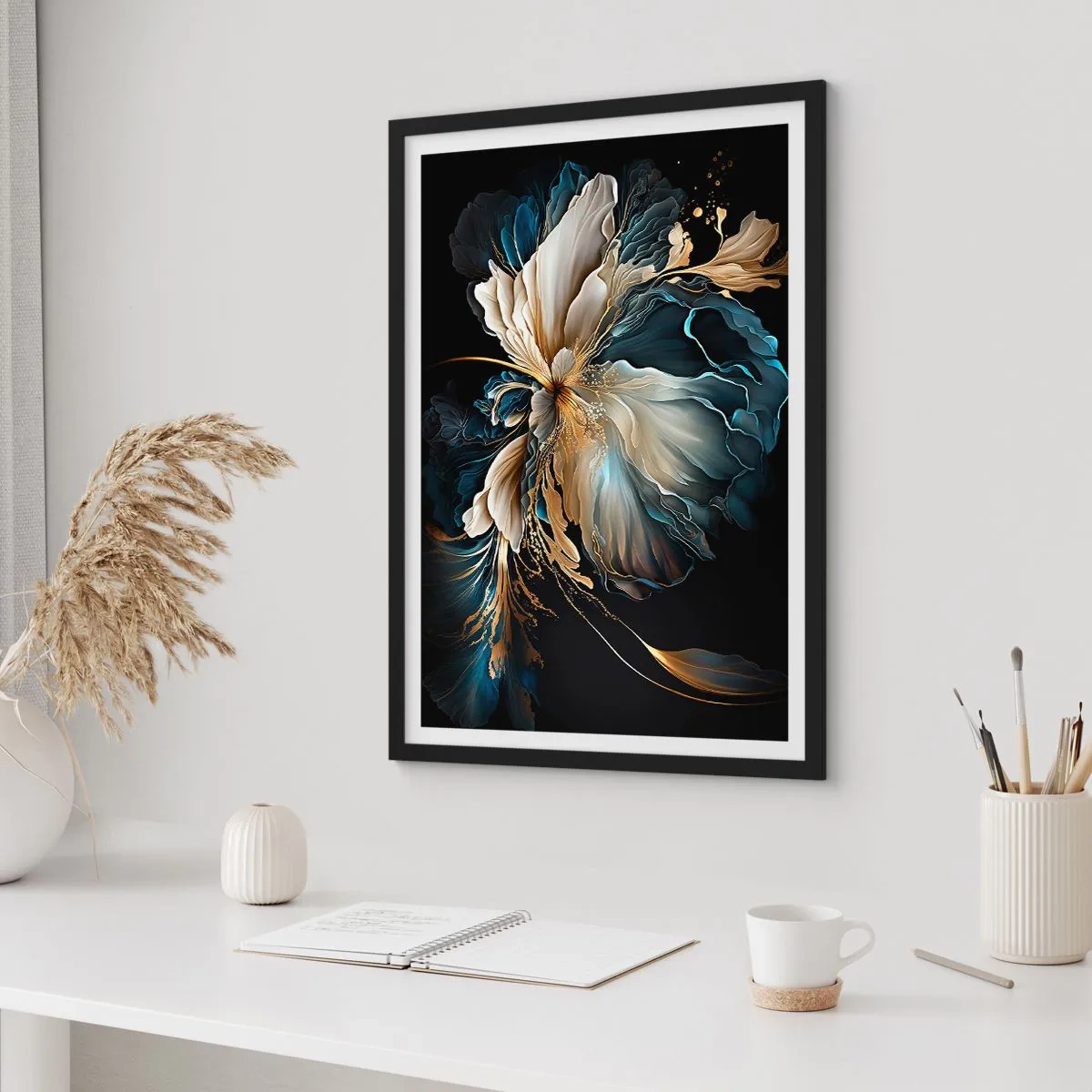 Plakát v černém rámu - Elegantní abstraktní květinové aranžmá ve zlaté a tmavě modré barvě. - 50x70cm - Pohádkový květ kapradí - Moderní nástěnná dekorace do obývacího pokoje a ložnice ARTTOR