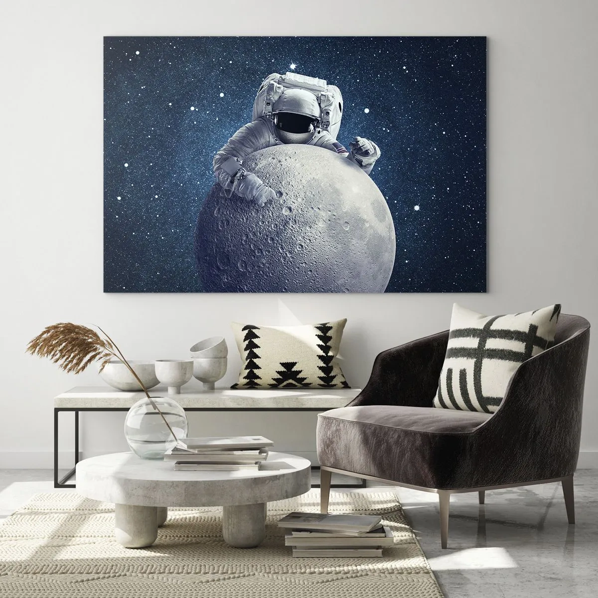Obraz na skle - Astronaut objímá měsíc proti hvězdné obloze - 70x50cm - Vesmírný vtipálek - Moderní nástěnná dekorace do obývacího pokoje a ložnice ARTTOR