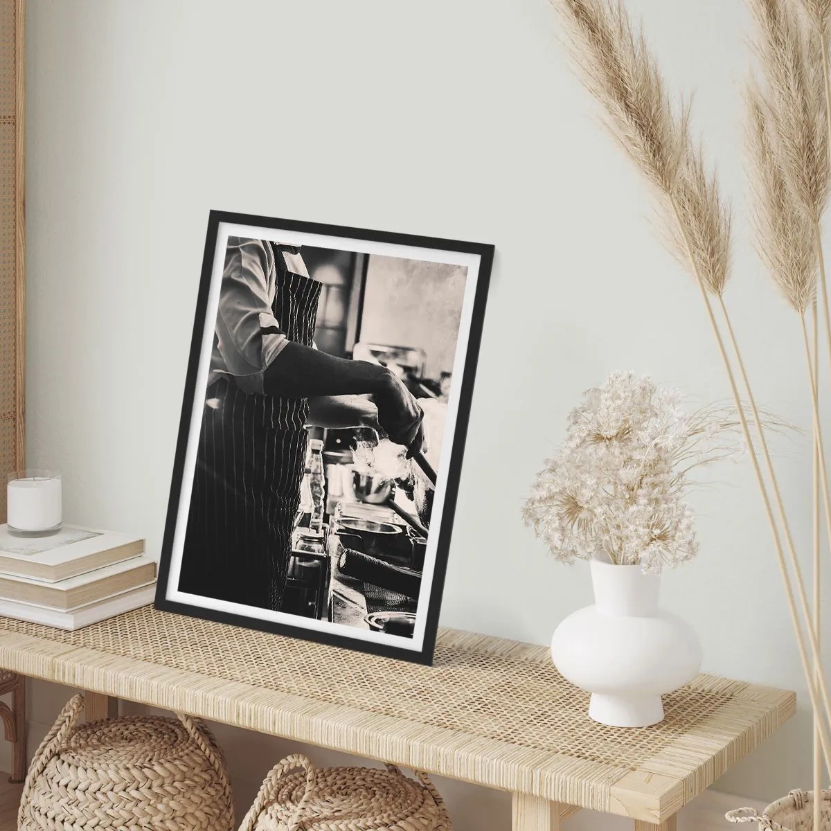 Plakát v černém rámu - Černobílá fotografie kuchaře v práci - 50x70cm - Alchymie chutí - Moderní nástěnná dekorace do obývacího pokoje a ložnice ARTTOR