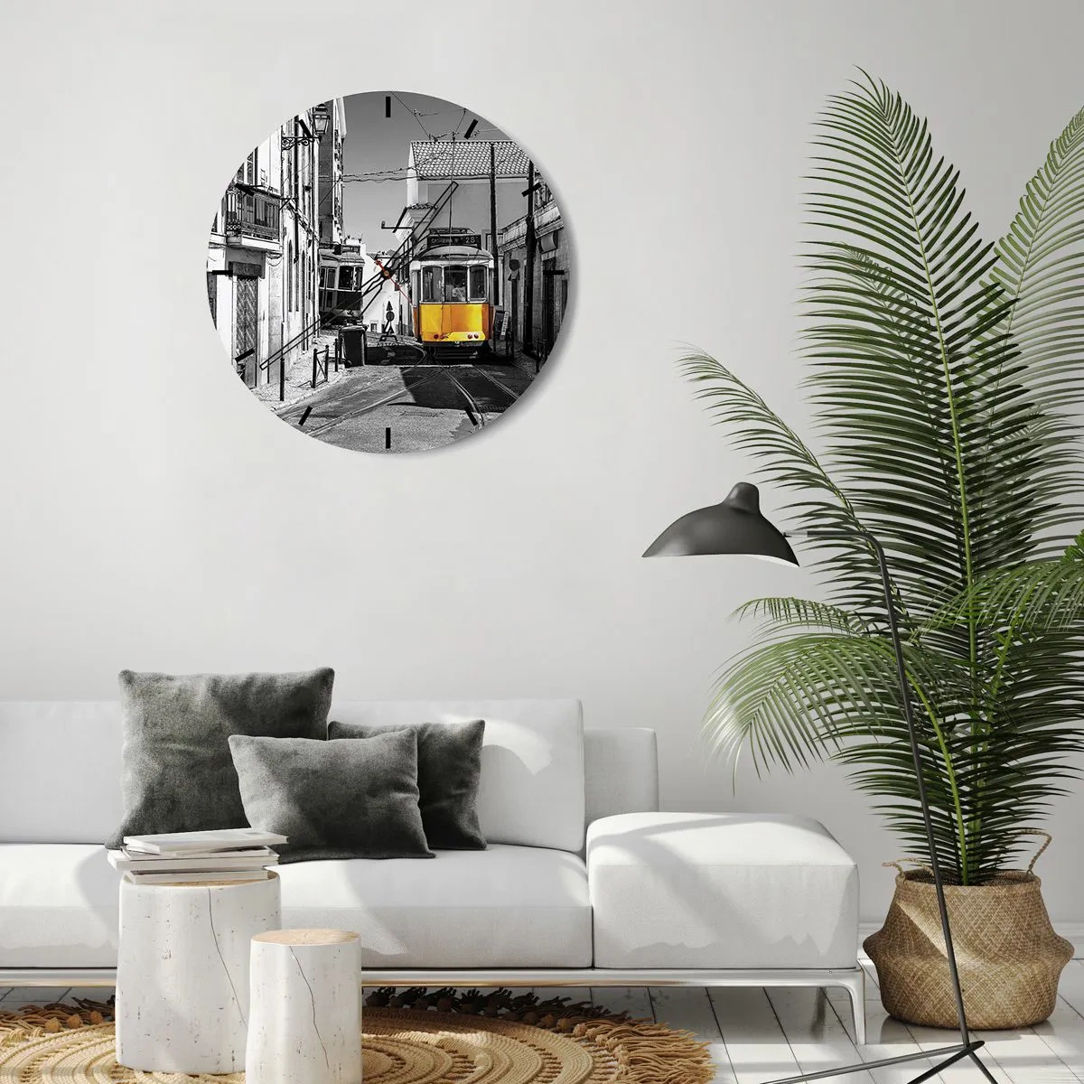 Nástěnné hodiny - Žlutá tramvaj na černobílé ulici v Lisabonu - 30x30cm - Duch Lisabonu - Moderní nástěnná dekorace do obývacího pokoje, kuchyně a ložnice ARTTOR