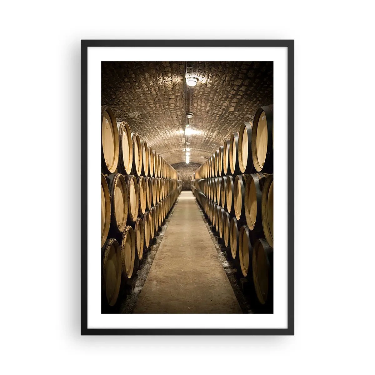 Plakát v černém rámu - Sklep plný vinných sudů - 50x70cm - V cihlovém sklepě - Moderní nástěnná dekorace do obývacího pokoje a ložnice ARTTOR