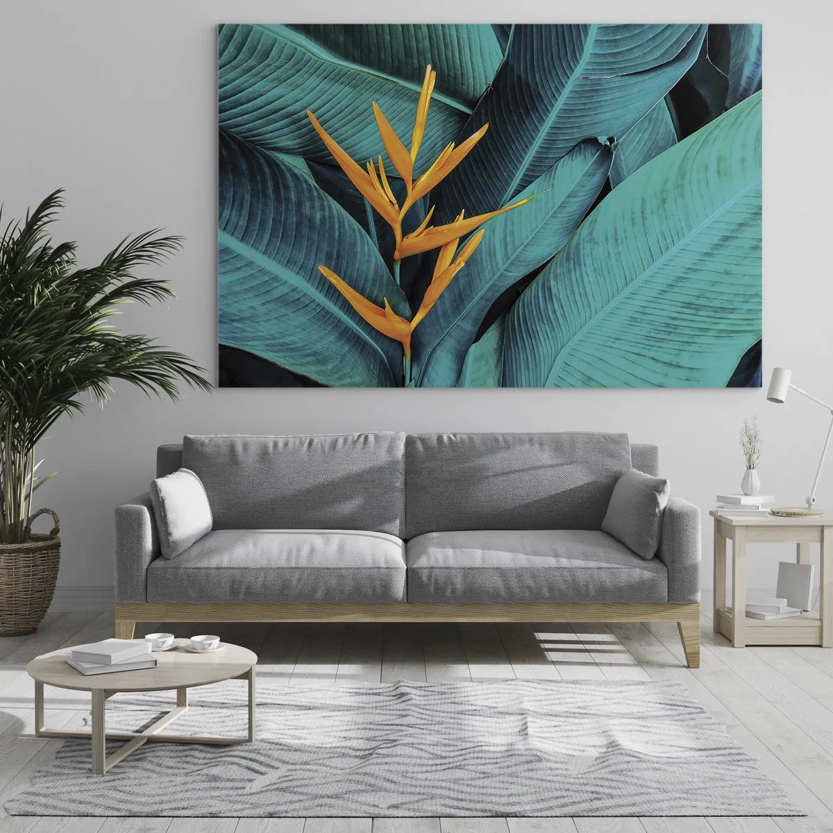 Obraz na skle - Exotická květina na pozadí velkých zelených listů. - 70x50cm - Rajský květ - Moderní nástěnná dekorace do obývacího pokoje a ložnice ARTTOR
