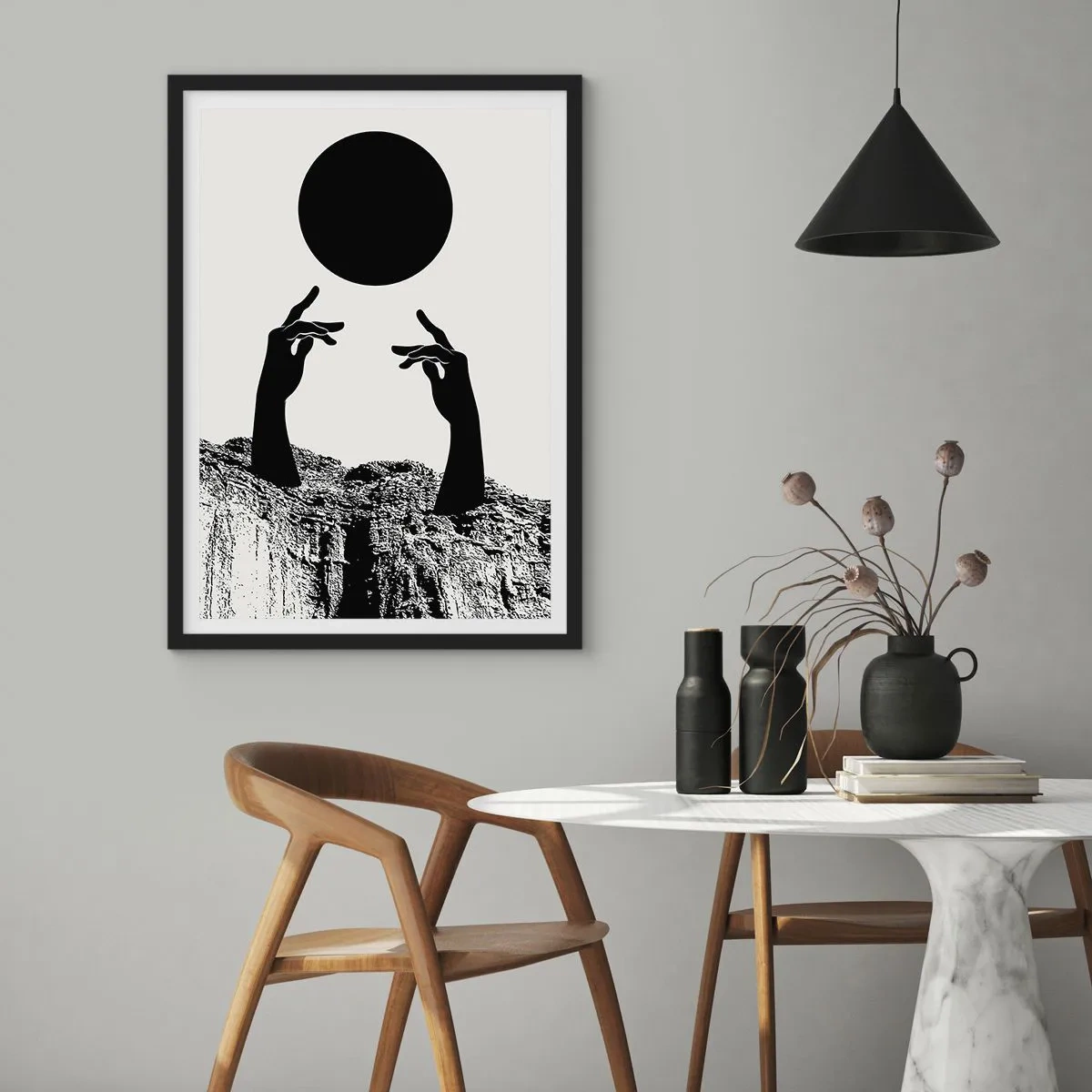 Plakát v černém rámu - Symbolické ruce sahající po černém míči na pozadí skal - 50x70cm - Surrealistická kompozice: slunce a zbytek - Moderní nástěnná dekorace do obývacího pokoje a ložnice ARTTOR