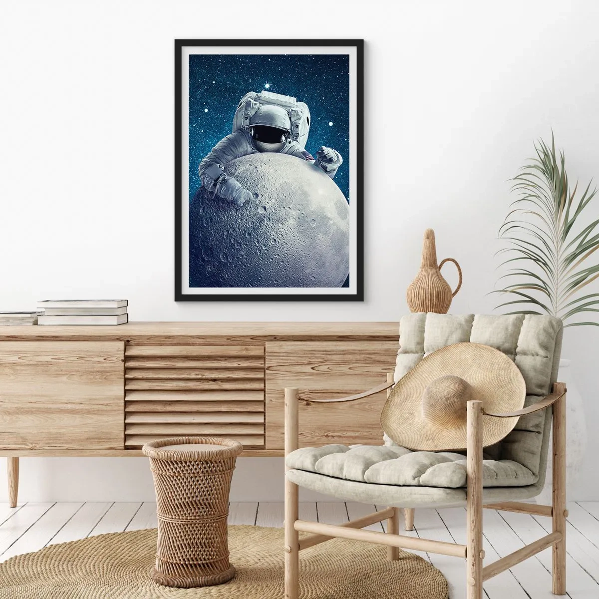 Plakát v černém rámu - Astronaut držící kousek Měsíce proti hvězdné obloze. - 50x70cm - Vesmírný vtipálek - Moderní nástěnná dekorace do obývacího pokoje a ložnice ARTTOR