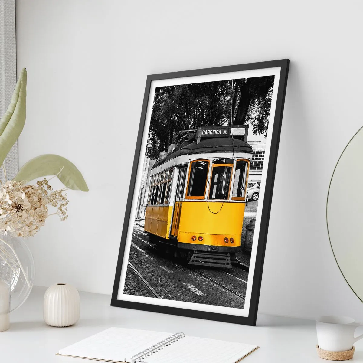 Plakát v černém rámu - Žlutá tramvaj na černobílém městském pozadí - 50x70cm - Fado v pozadí - Moderní nástěnná dekorace do obývacího pokoje a ložnice ARTTOR