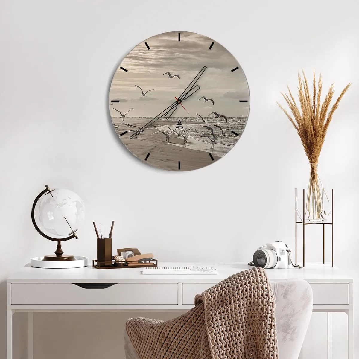 Nástěnné hodiny - Rackové vznášející se nad pobřežím ráno - 30x30cm - Šumění moře, zpěv ptáků - Moderní nástěnná dekorace do obývacího pokoje, kuchyně a ložnice ARTTOR