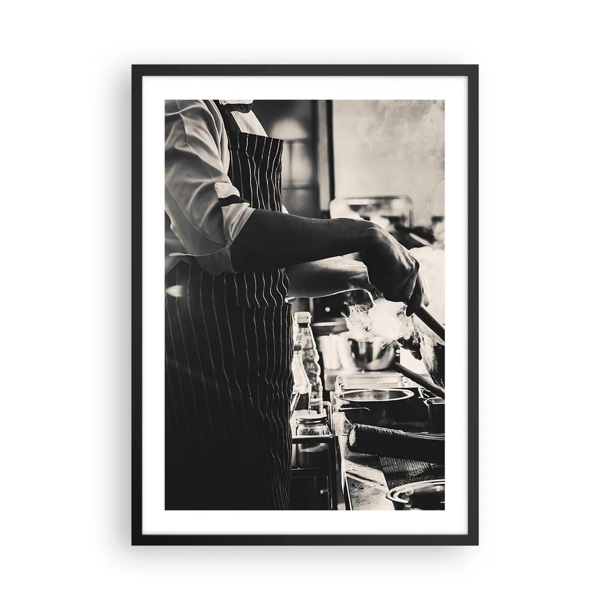 Plakát v černém rámu - Černobílá fotografie kuchaře v práci - 50x70cm - Alchymie chutí - Moderní nástěnná dekorace do obývacího pokoje a ložnice ARTTOR