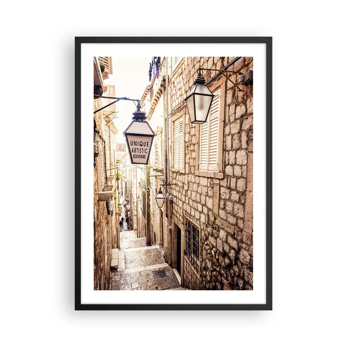 Plakát v černém rámu - Okouzlující kamenná ulice s lucernami a schody - 50x70cm - Okouzlující ulička - Moderní nástěnná dekorace do obývacího pokoje a ložnice ARTTOR