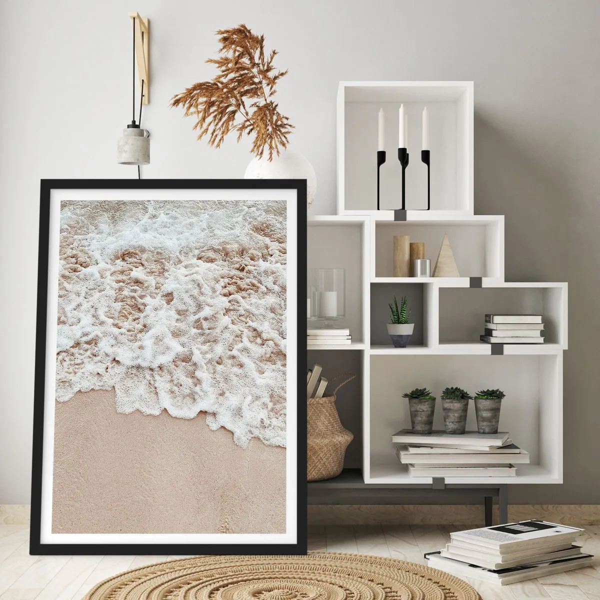 Plakát v černém rámu - Jemné vlny narážející do písku pláže - 50x70cm - Hned se vrátím - Moderní nástěnná dekorace do obývacího pokoje a ložnice ARTTOR