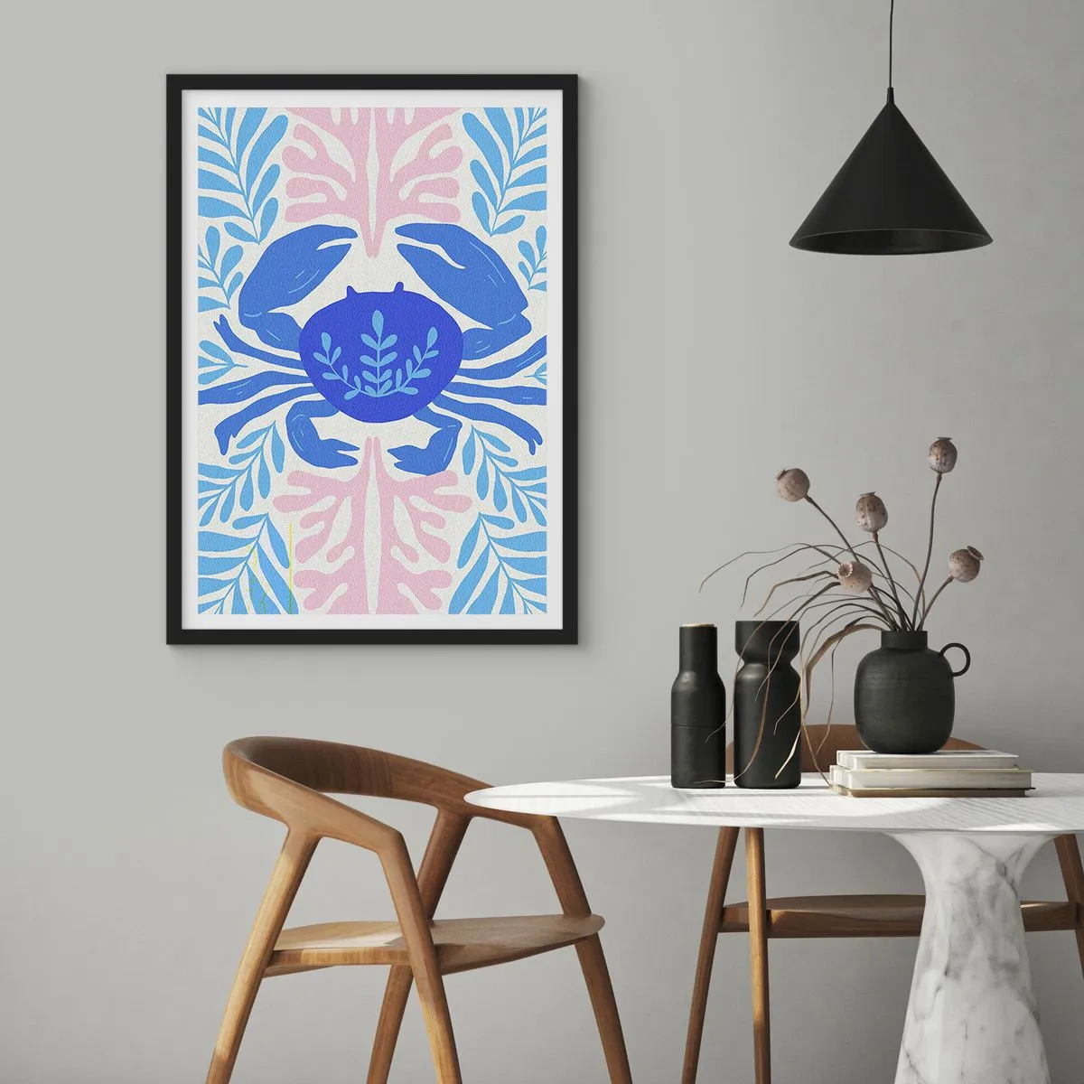 Plakát v černém rámu - Dekorativní modrý krab obklopený mořskými rostlinami. - 50x70cm - Jako mořský květ - Moderní nástěnná dekorace do obývacího pokoje a ložnice ARTTOR