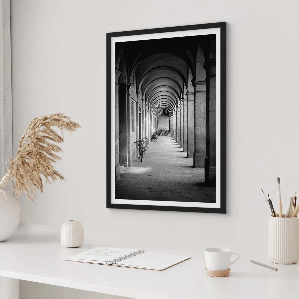 Plakát v černém rámu - Černobílá architektura arkád - 50x70cm - Pod arkádami - Moderní nástěnná dekorace do obývacího pokoje a ložnice ARTTOR