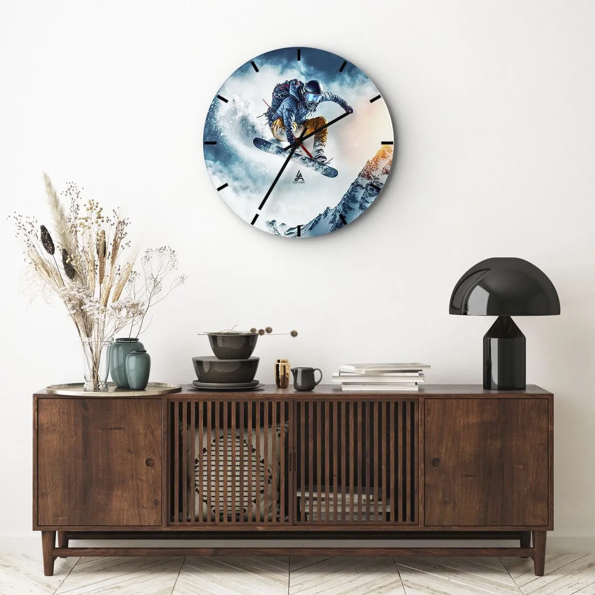 Nástěnné hodiny - Snowboardista za letu na pozadí hor a sněhové bouře - 30x30cm - Extrémní emoce - Moderní nástěnná dekorace do obývacího pokoje, kuchyně a ložnice ARTTOR