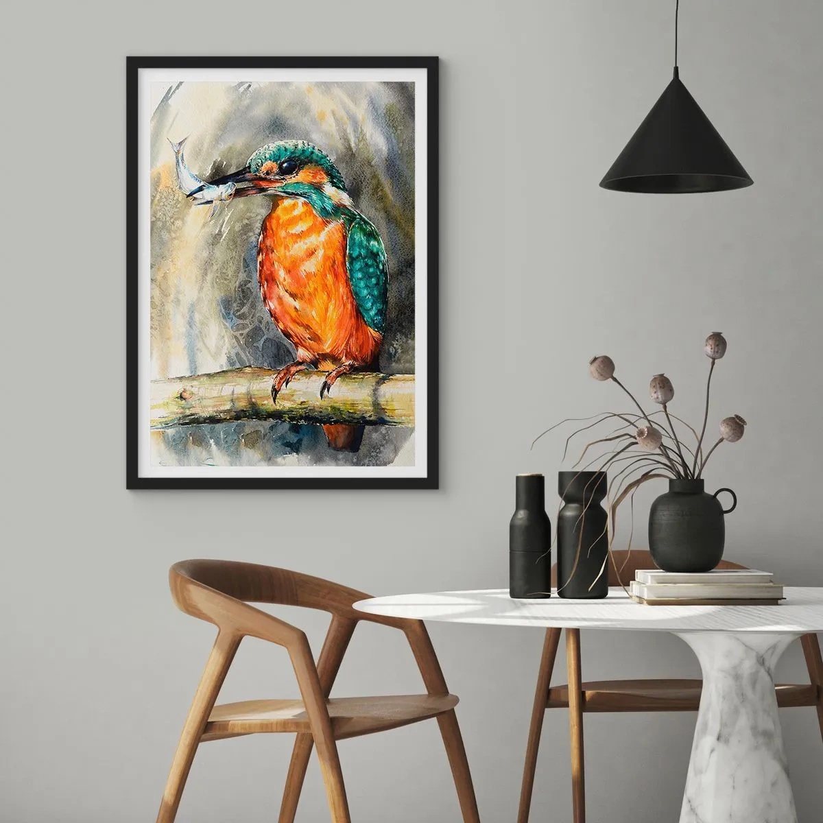 Plakát v černém rámu - Vodní lev držící rybu proti přírodní krajině ve stylu akvarelu. - 50x70cm - Přírodní zákon - Moderní nástěnná dekorace do obývacího pokoje a ložnice ARTTOR