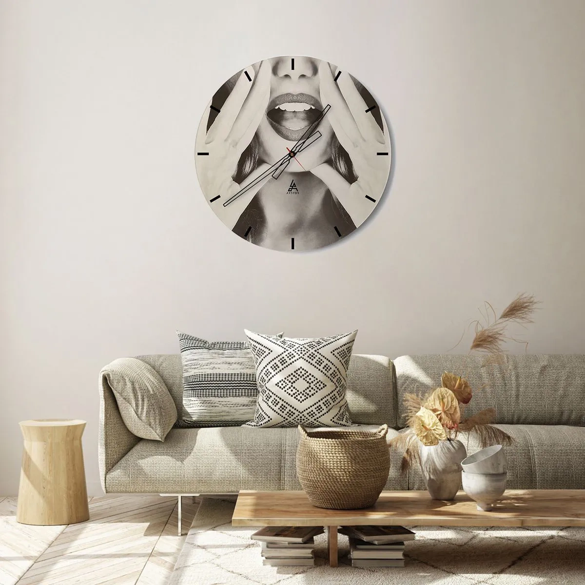 Nástěnné hodiny - Umělecký sépiový snímek ženských úst a rukou - 30x30cm - Už jdu! - Moderní nástěnná dekorace do obývacího pokoje, kuchyně a ložnice ARTTOR