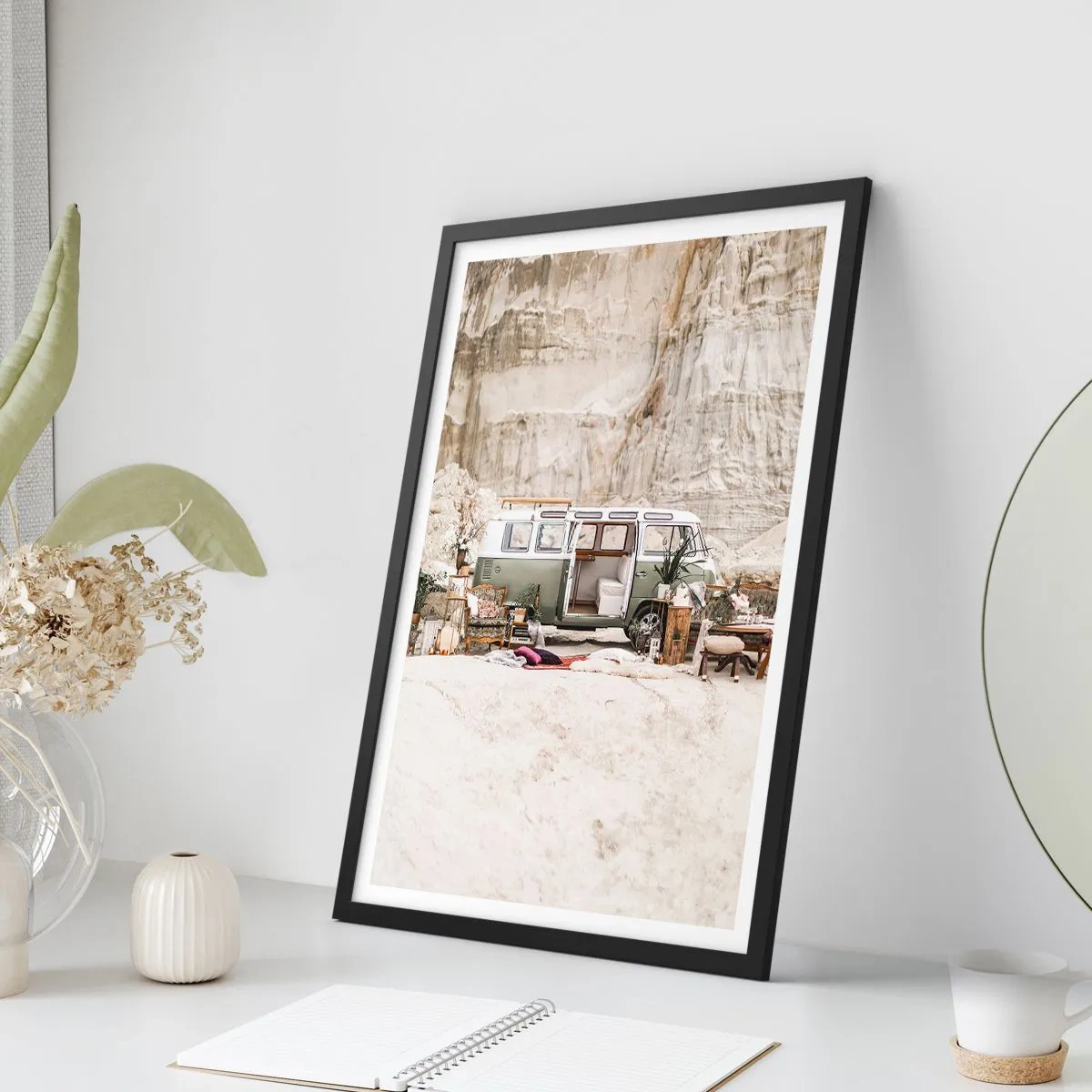 Plakát v černém rámu - Retro dodávka kempování v pouštním prostředí s rustikálními prvky - 50x70cm - Cesta právě začíná - Moderní nástěnná dekorace do obývacího pokoje a ložnice ARTTOR