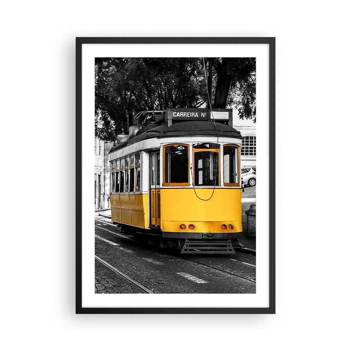 Plakát v černém rámu - Žlutá tramvaj na černobílém městském pozadí - 50x70cm - Fado v pozadí - Moderní nástěnná dekorace do obývacího pokoje a ložnice ARTTOR