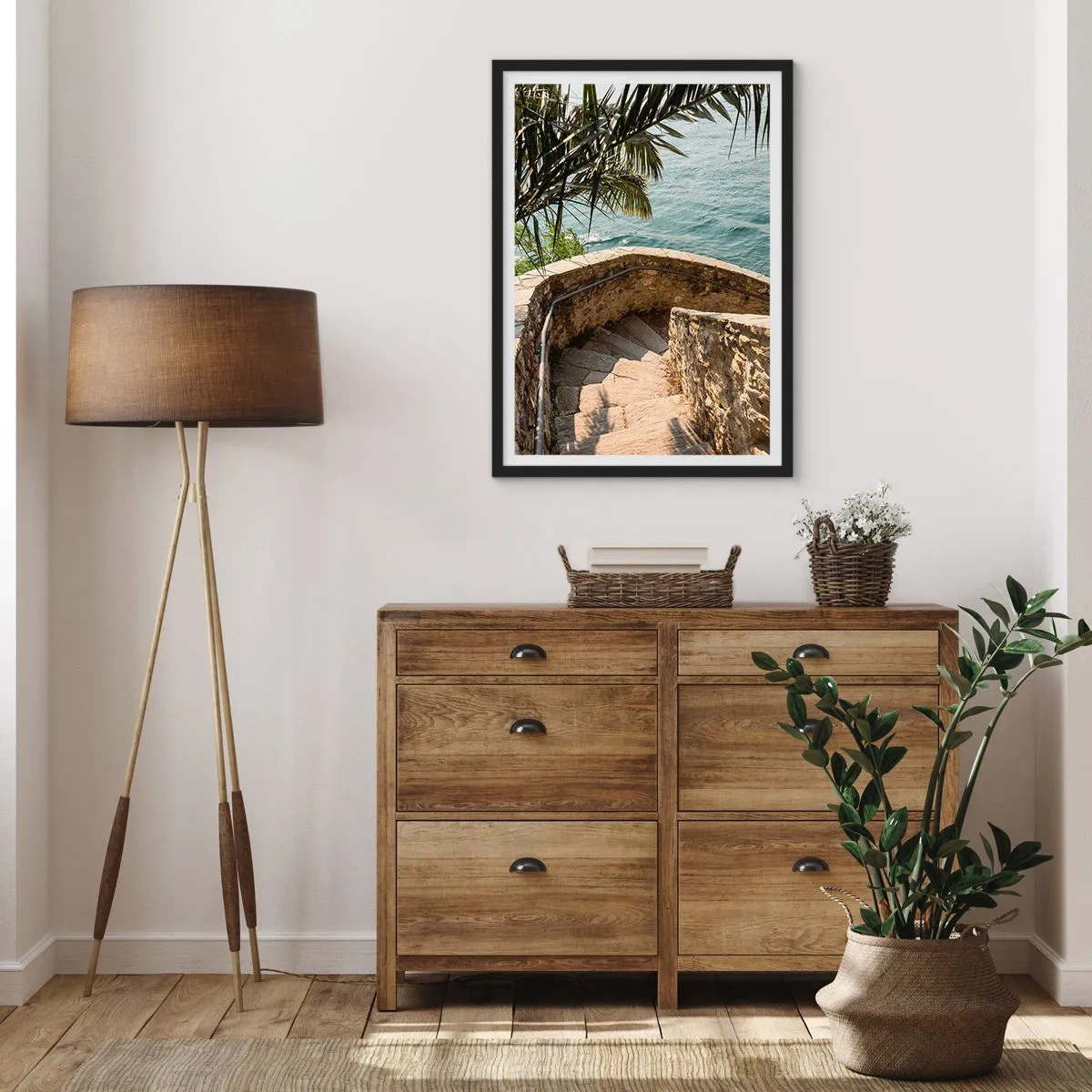 Plakát v černém rámu - Kamenné točité schodiště vedoucí k moři, lemované palmami - 50x70cm - Pod italským sluncem - Moderní nástěnná dekorace do obývacího pokoje a ložnice ARTTOR