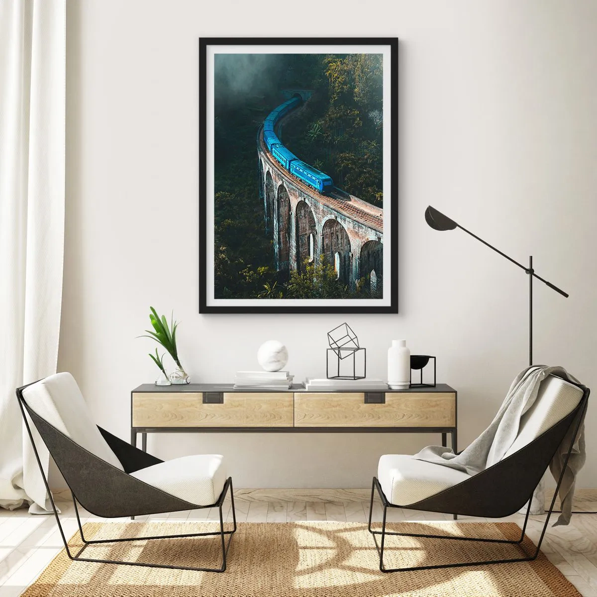 Plakát v černém rámu - Modrý vlak projíždějící přes malebný viadukt - 50x70cm - Přitažlivost přírody - Moderní nástěnná dekorace do obývacího pokoje a ložnice ARTTOR