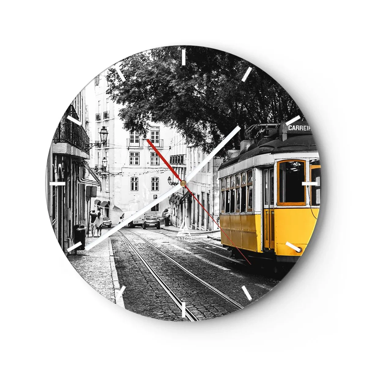 Nástěnné hodiny - Žlutá tramvaj na černobílé ulici v historické čtvrti - 30x30cm - Fado v pozadí - Moderní nástěnná dekorace do obývacího pokoje, kuchyně a ložnice ARTTOR